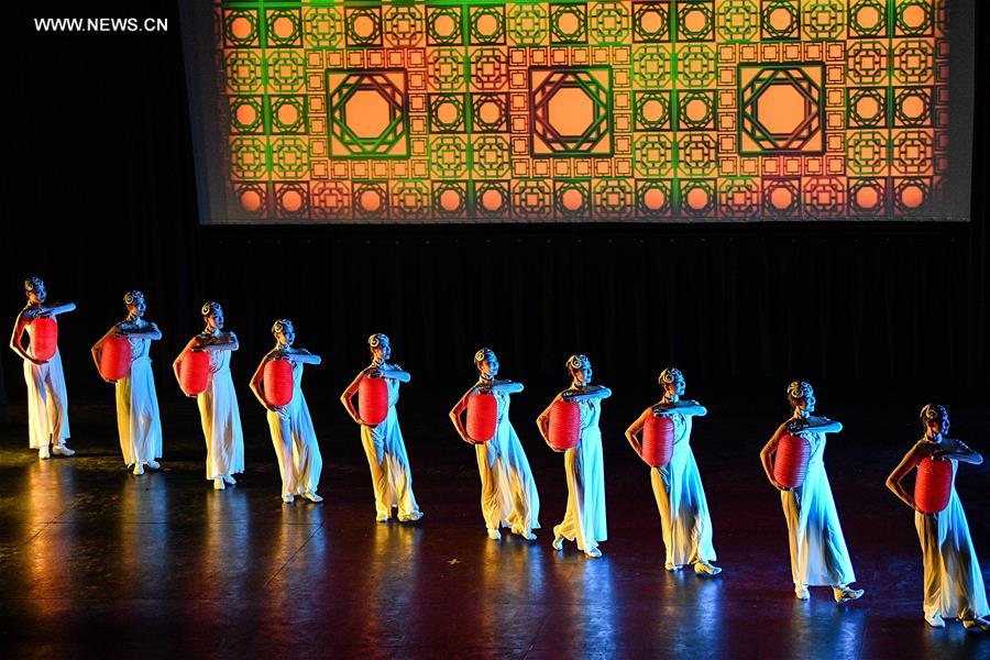 Chili : des danseurs chinois en représentation à Santiago