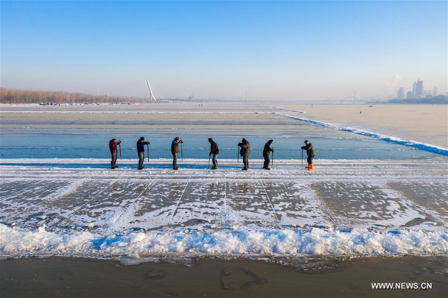 Chine : la glace de la rivière Songhua deviendra sculptures