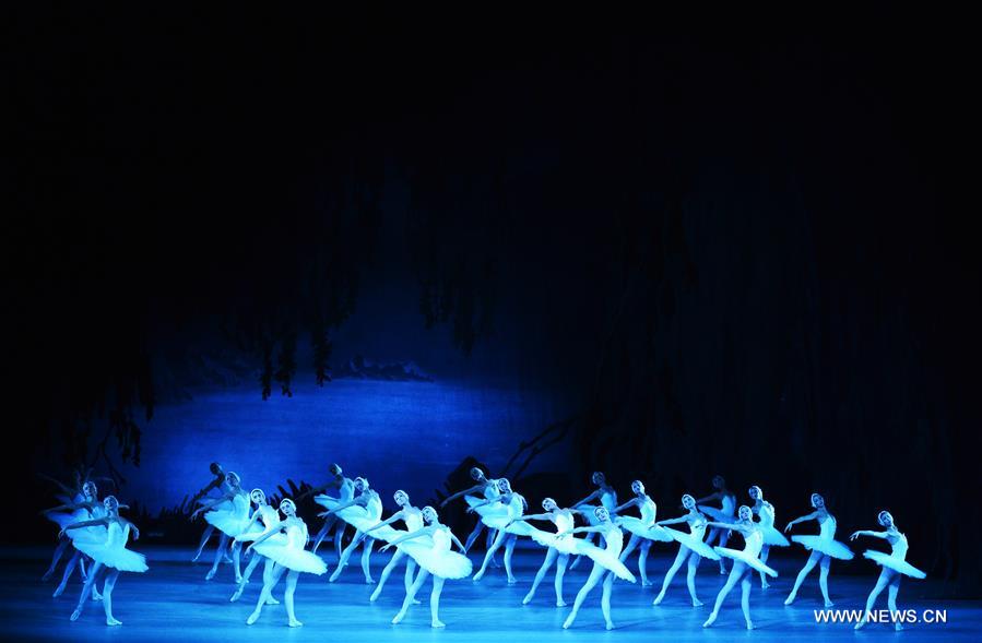 Le ballet du Théâtre Mariinsky interprète "Le Lac des Cygnes" à Tianjin