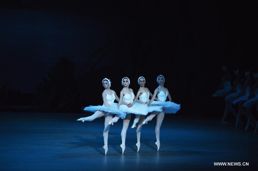 Le ballet du Théâtre Mariinsky interprète "Le Lac des Cygnes" à Tianjin