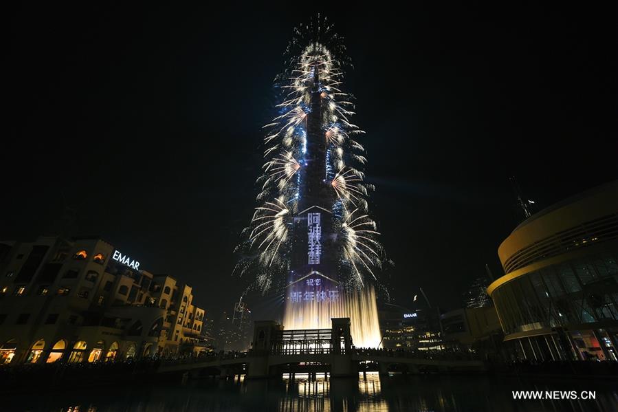 Feux d'artifice du Nouvel An sur le Burj Khalifa à Dubaï