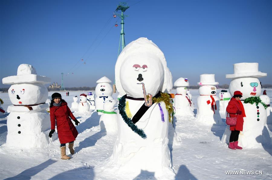 Chine : bonhommes de neige au bord de la rivière Songhua