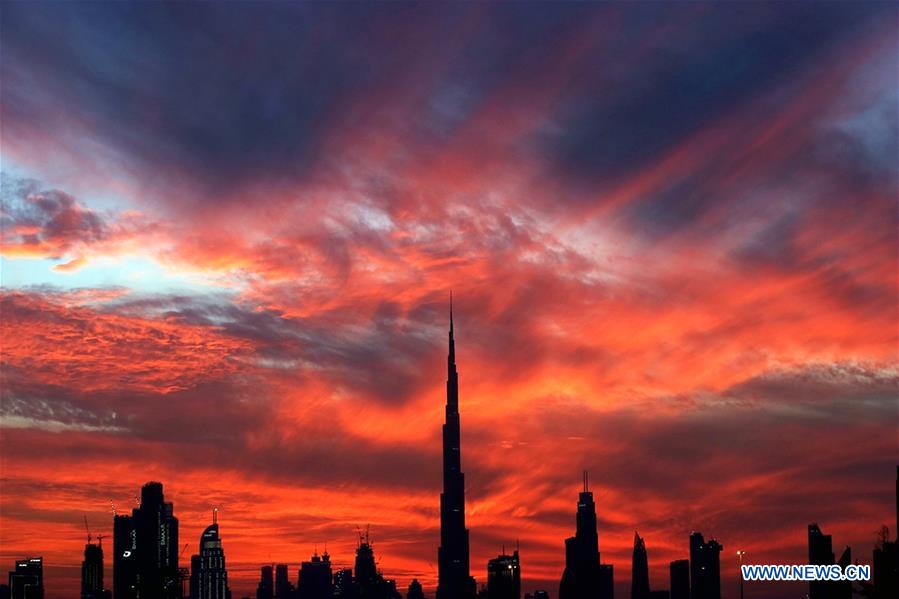 Dubaï : la tour Burj Khalifa au coucher du soleil