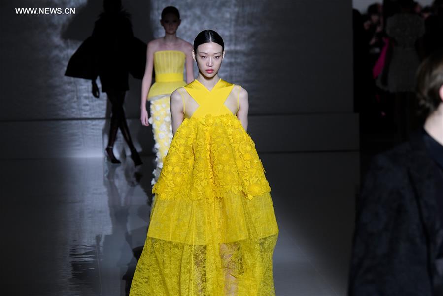 France : défilé de mode haute couture (Givenchy)