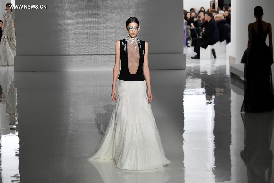 France : défilé de mode haute couture (Givenchy)