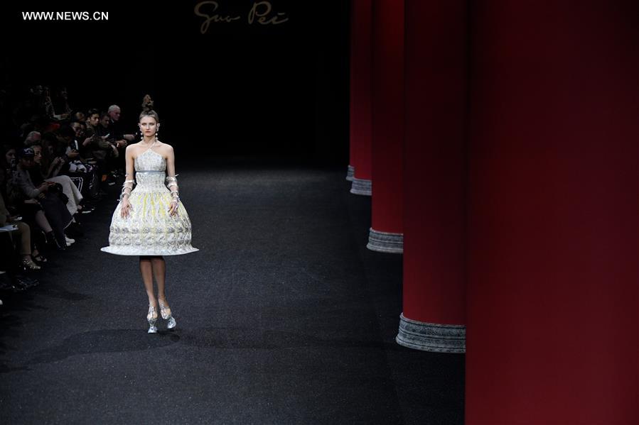 France : défilé haute couture printemps-été à Paris (Guo Pei)