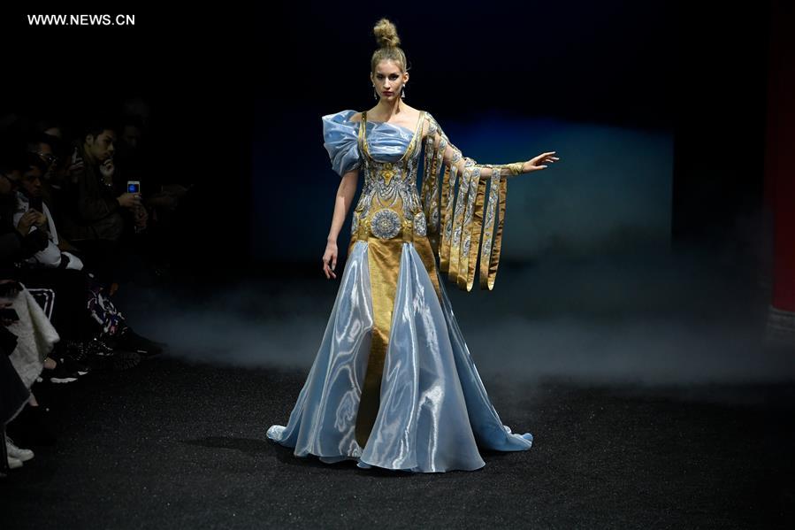 France : défilé haute couture printemps-été à Paris (Guo Pei)