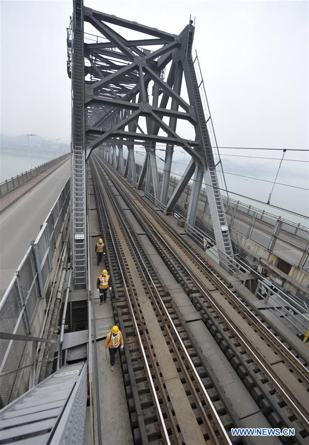 Chine : inspection du pont du fleuve Yangtsé de Zhicheng au Hubei