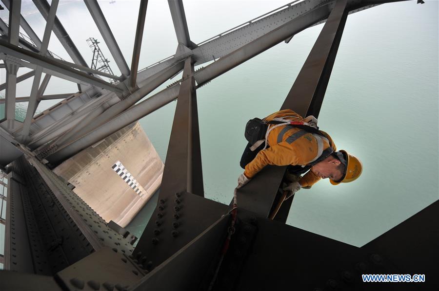 Chine : inspection du pont du fleuve Yangtsé de Zhicheng au Hubei