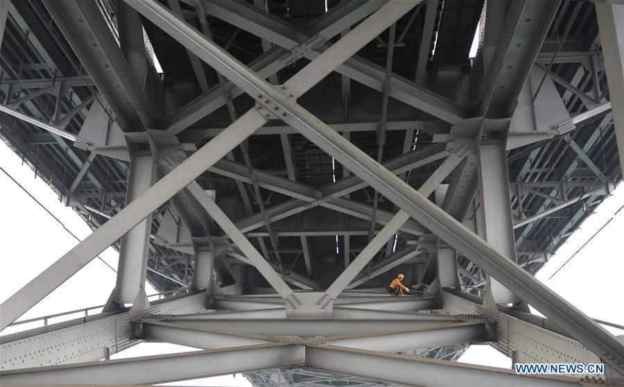 Chine : inspection du pont du fleuve Yangtsé de Zhicheng au Hubei
