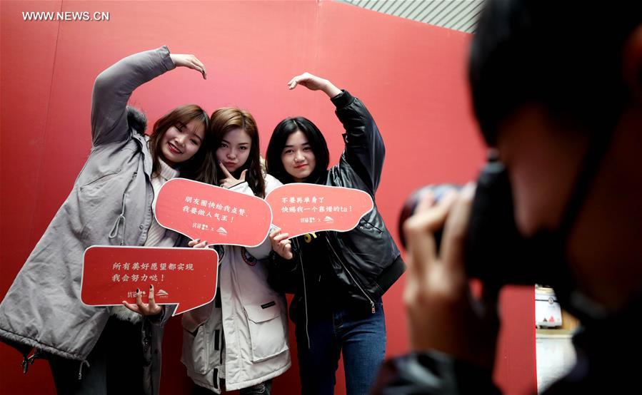 Chine : un studio photo en gare pour la fête du Printemps