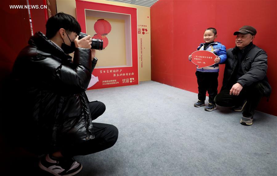 Chine : un studio photo en gare pour la fête du Printemps