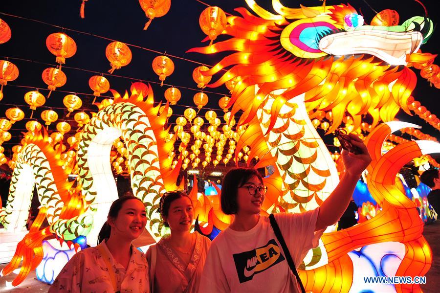 Thaïlande : spectacle de lanternes à Bangkok pour la fête du Printemps
