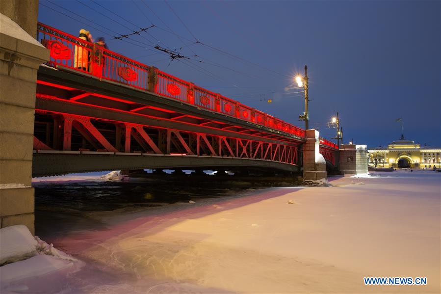 Russie : lumières rouges sur le Pont du Palais pour le Nouvel An lunaire chinois à Saint-Pétersbourg