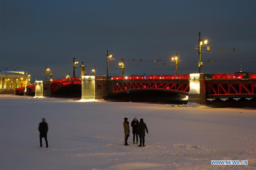 Russie : lumières rouges sur le Pont du Palais pour le Nouvel An lunaire chinois à Saint-Pétersbourg