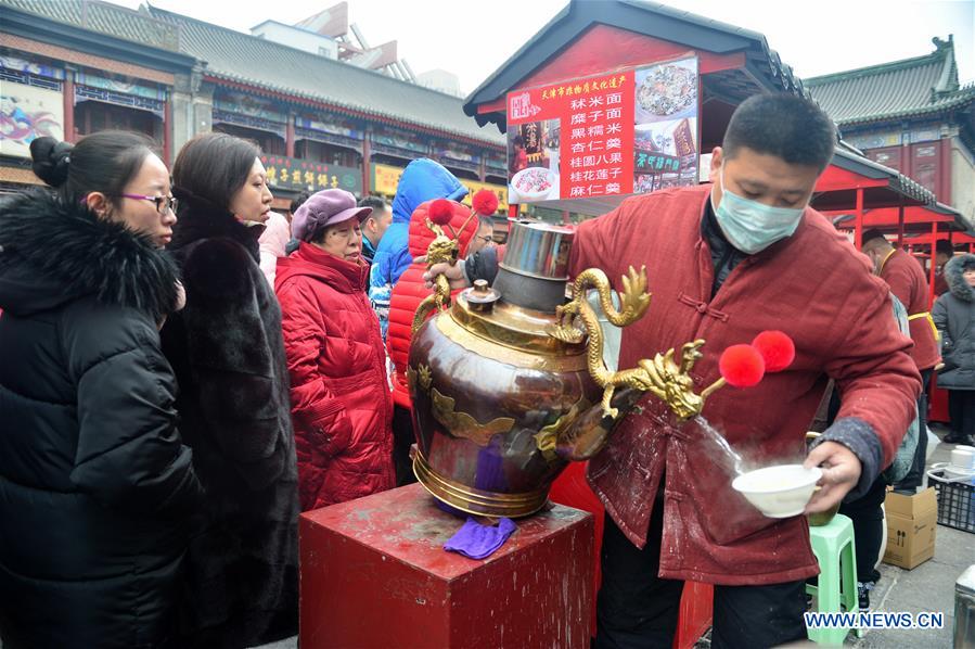 Fête du Printemps : tourisme dans la rue de l'ancienne culture à Tianjin