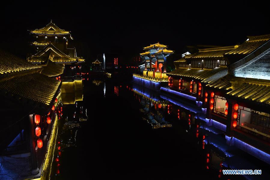 Chine : vue nocturne d'une ville ancienne dans l'est