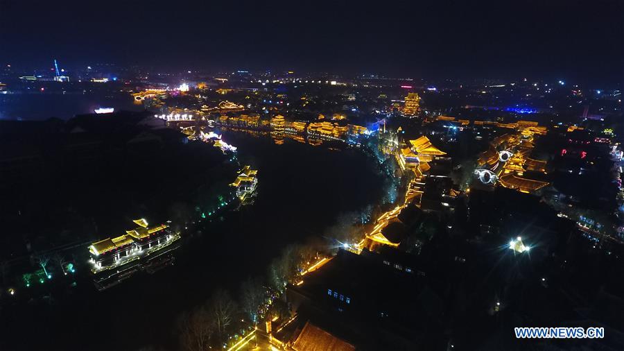 Chine : vue nocturne d'une ville ancienne dans l'est