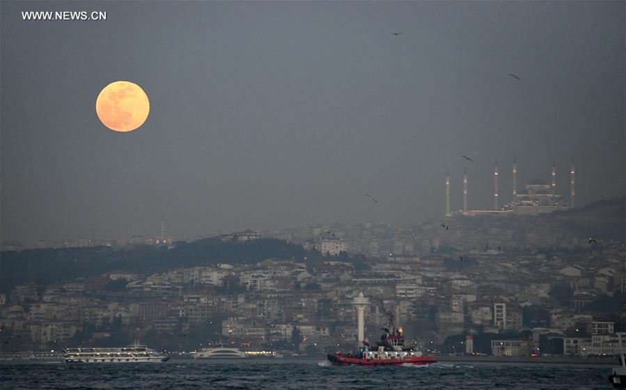 La pleine Lune observée à Istanbul