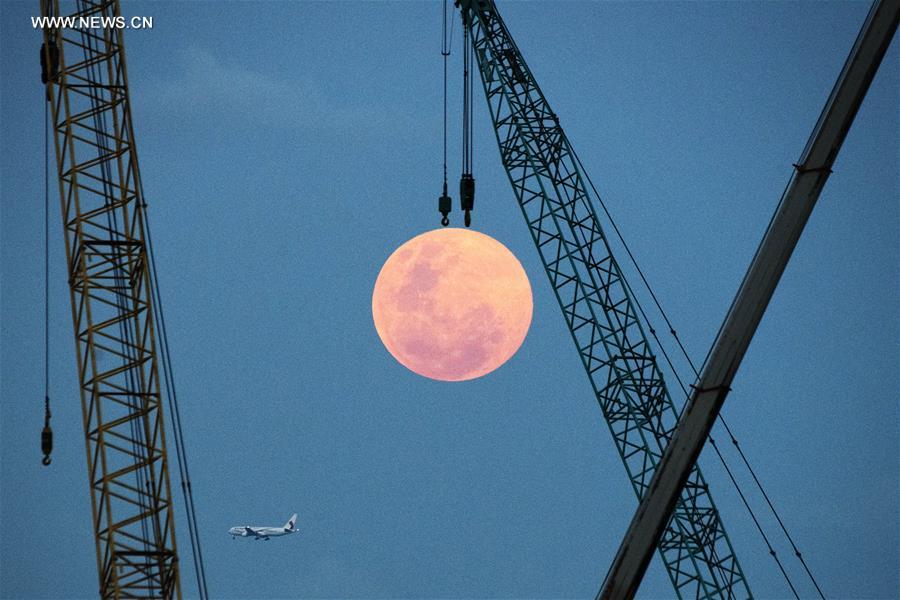 La pleine Lune observée à Singapour