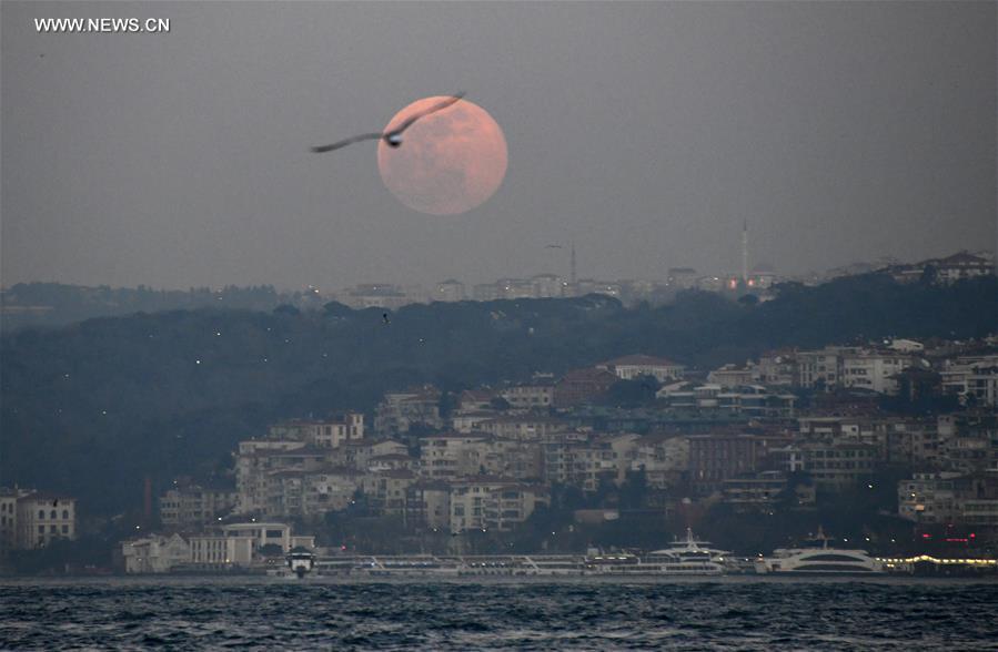 La pleine Lune observée à Istanbul