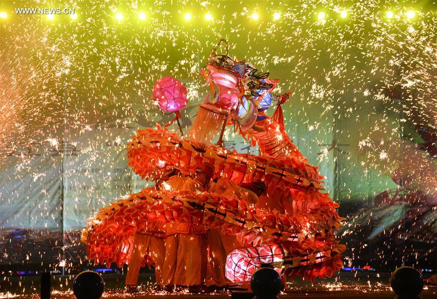 Chine : danse du dragon de feu au Guizhou