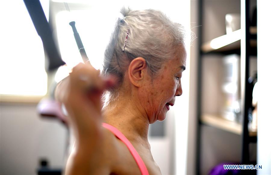 Chine : une femme de 74 ans s'entraîne dans une salle de musculation