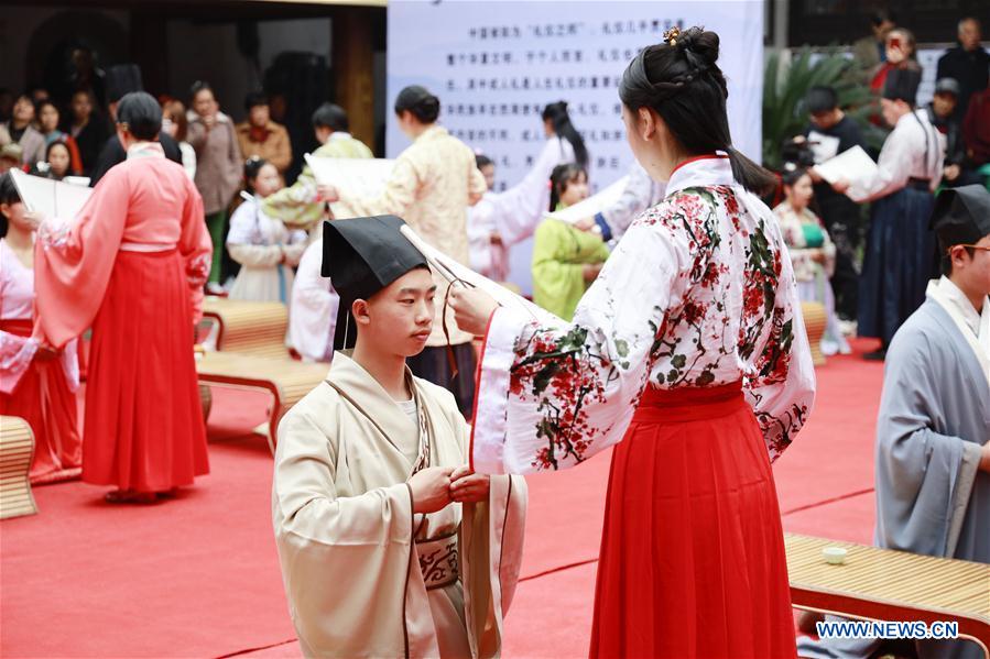 Chine : cérémonie du passage à l'âge adulte à Chongqing