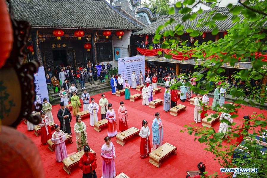 Chine : cérémonie du passage à l'âge adulte à Chongqing