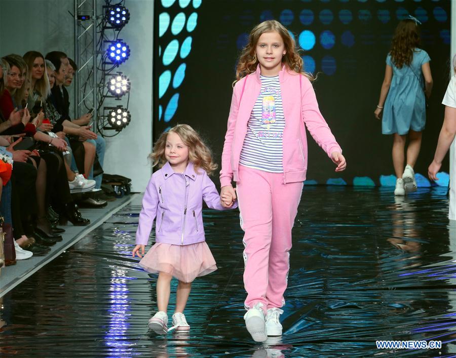 Créations pour enfants lors de la Semaine de la mode de la Biélorussie