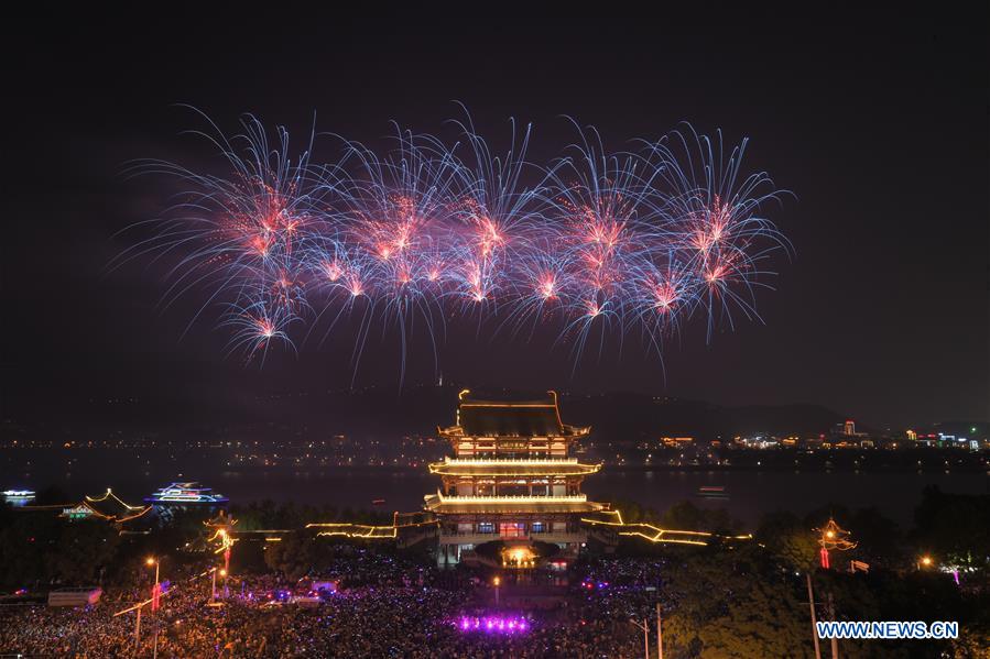 Hunan : les feux d'artifice du Nouvel An à Juzizhou