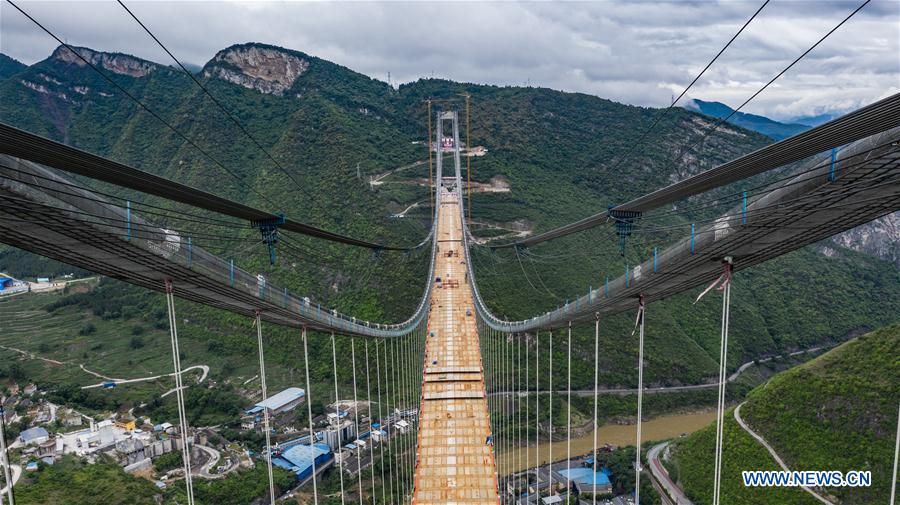 Chine : pont de la rivière Chishui en construction