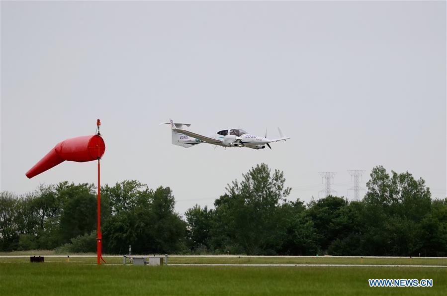 Etats-Unis : un pilote chinois achève son tour du monde en avion à Chicago