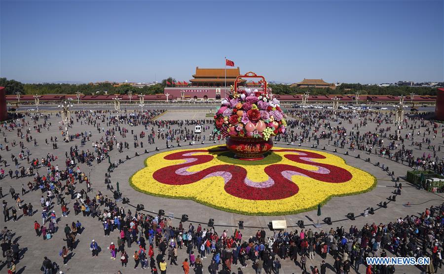 Chine : parterre de fleurs en forme de panier sur la place Tian'anmen