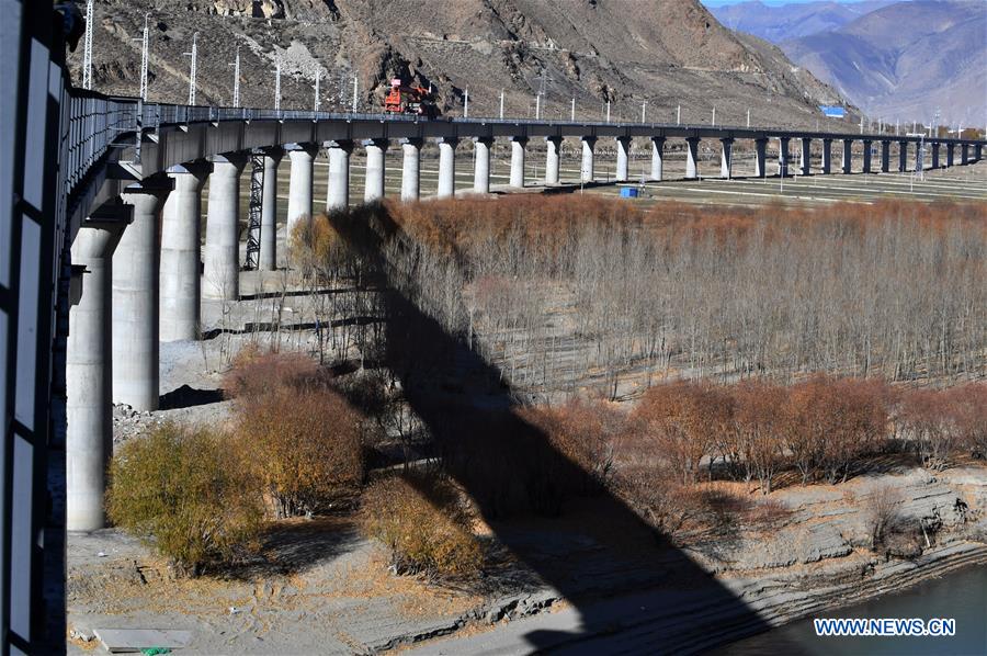 Chine : achèvement de la pose des rails sur un pont au Tibet