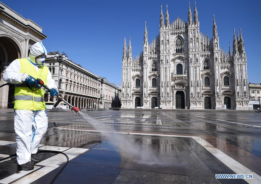Un travailleur désinfecte la rue à Milan en Italie 