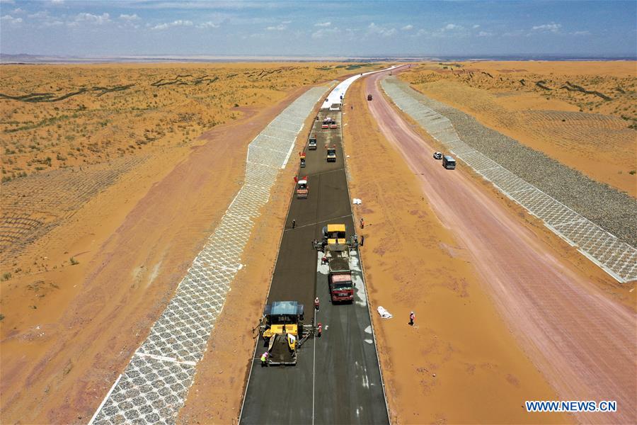 Chine : construction de la première autoroute dans le désert au Ningxia