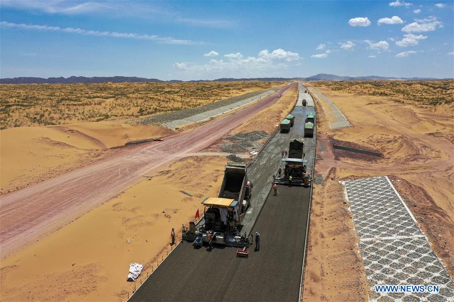Chine : construction de la première autoroute dans le désert au Ningxia 