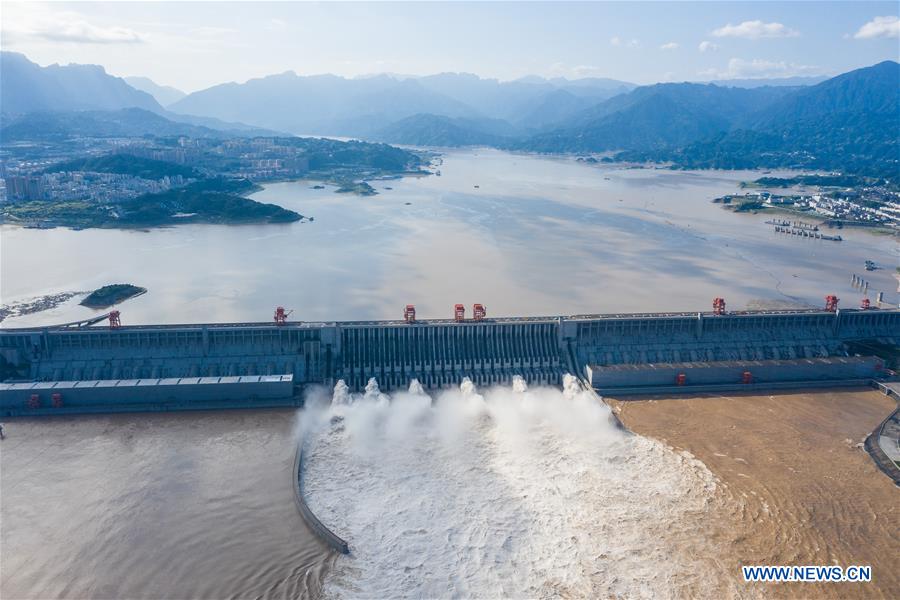 Chine : le barrage des Trois Gorges déverse les eaux de crue