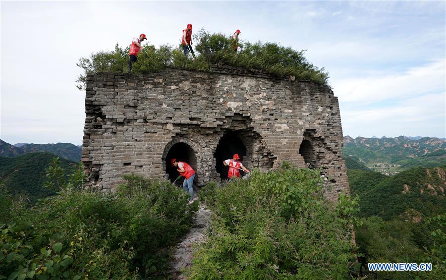 Chine : ramassage des ordures sur la Grande Muraille