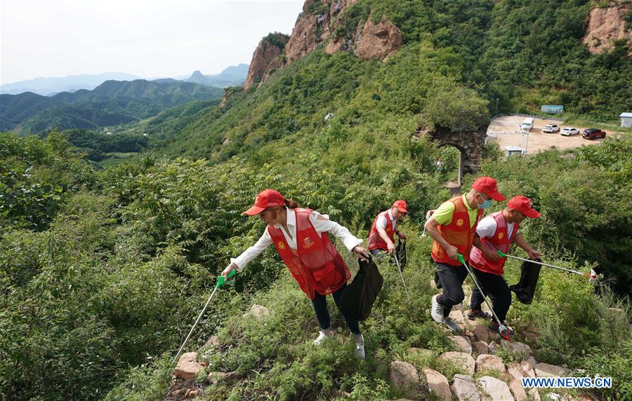 Chine : ramassage des ordures sur la Grande Muraille