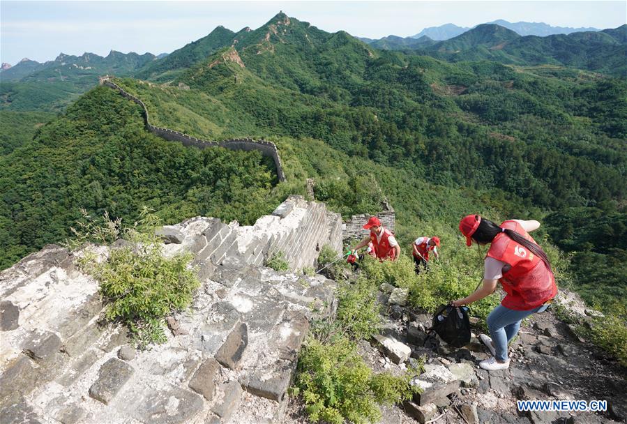 Chine : ramassage des ordures sur la Grande Muraille