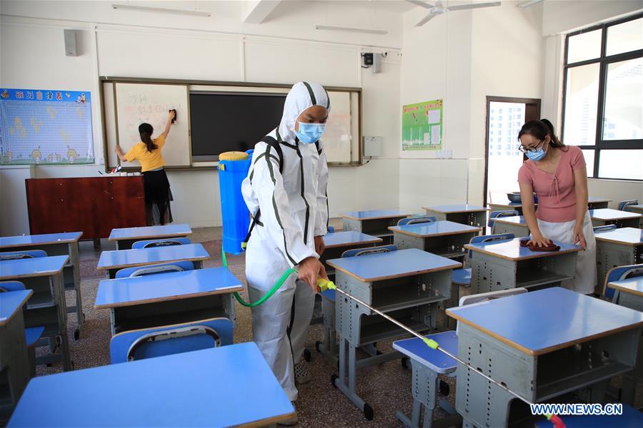 Chine : désinfection d'une école primaire avant la rentrée dans le sud-ouest