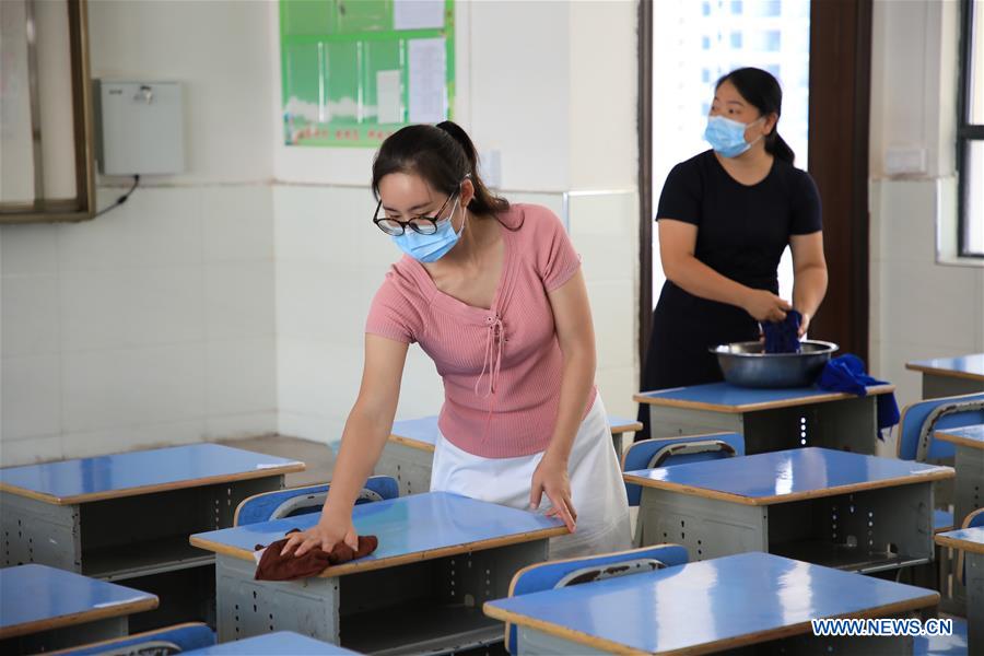 Chine : désinfection d'une école primaire avant la rentrée dans le sud-ouest