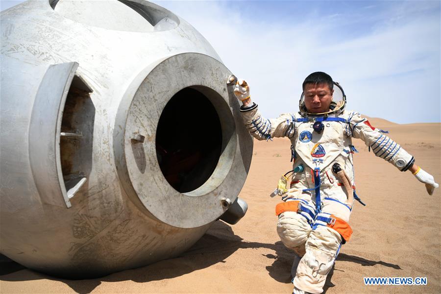 Chine : exercice d'astronautes chinois dans un désert dans le nord-ouest