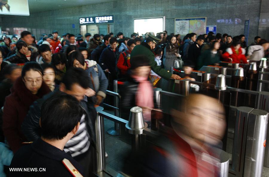 （社会）（1）各地迎来春节返程客流高峰