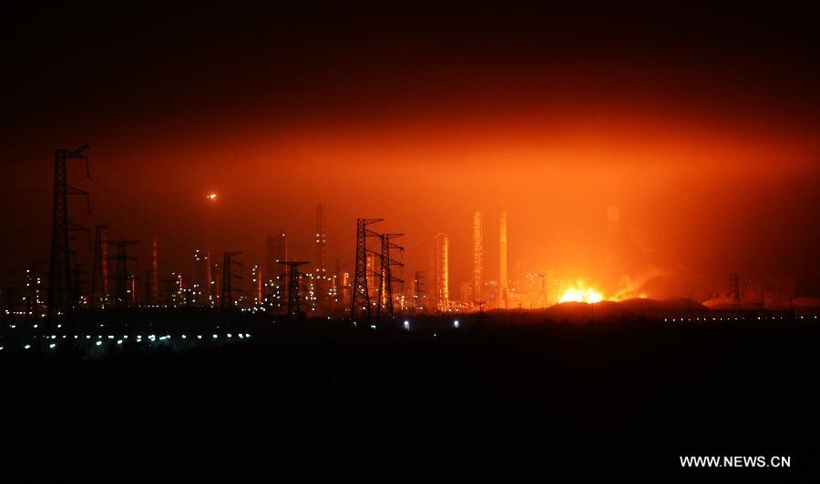 （新华直击）福建漳州古雷腾龙芳烃发生二甲苯塔漏油事故