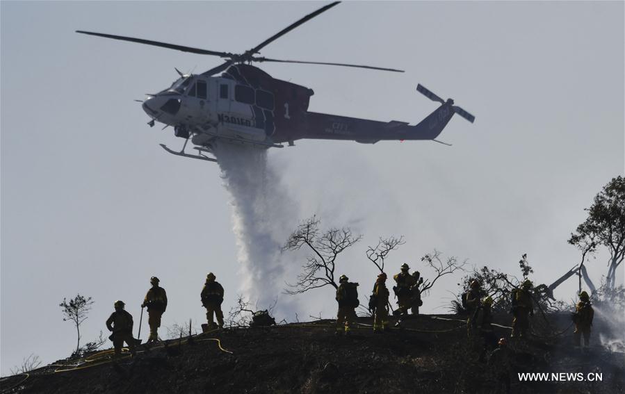 Etats-Unis : hélicoptère mobilisé pour maîtriser un incendie de forêt à Burbank