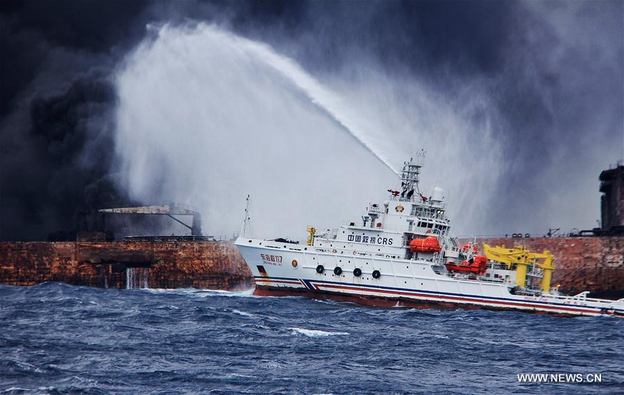 Opérations de secours après la collision entre deux naivres en mer de Chine orientale