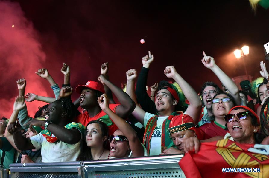 Les supporters célèbrent la victoire de l'équipe du Portugal dans l'Euro 2016 